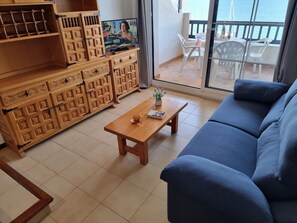 TV - Charming 1-bedroom apartment with large terrace and communal pool, 50m from the beach (L'Escala)