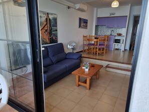 TV - Charming 1-bedroom apartment with large terrace and communal pool, 50m from the beach (L'Escala)