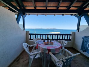 Outdoor dining - Charming 1-bedroom apartment with large terrace and communal pool, 50m from the beach (L'Escala)