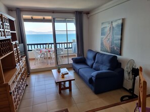 TV - Charming 1-bedroom apartment with large terrace and communal pool, 50m from the beach (L'Escala)