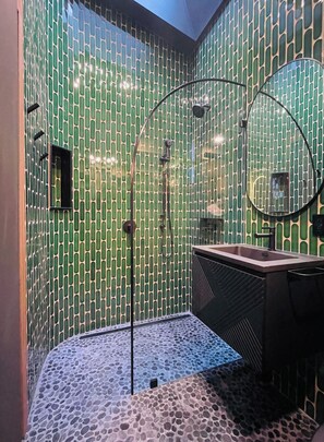 Shower, hair dryer, towels, soap - The Roncy Den ~a boutique laneway house (Toronto)