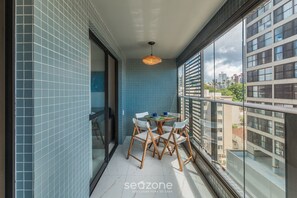 Outdoor dining - Apts 120 m From Barra Beach With Pool and gym in the Building - Esbs (Salvador)