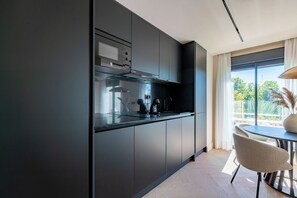 Microwave, oven, stovetop, dishwasher - Plaza Nueva Suite (Sevilla)