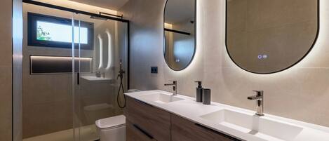 Shower, hair dryer, bidet, towels