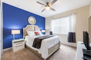 6 bedrooms, iron/ironing board, WiFi, bed sheets - Contemporary 6 bed / 5 bath resort home with private pool, hot tub, games room and movie area (Kissimmee)