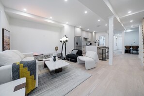 Smart TV - Luxe Group Stay in King West (Toronto)