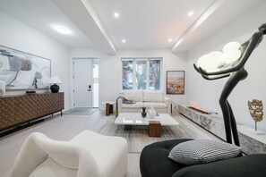 Smart TV - Luxe Group Stay in King West (Toronto)