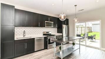 Frigorifero, microonde, forno, piano cottura