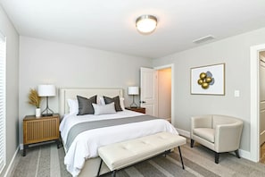 Desk, iron/ironing board, WiFi, bed sheets - Central Greens Hideaway (Indianapolis)