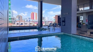 2 piscinas cubiertas (de 08:00 a 21:00), tumbonas