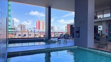 2 piscinas techadas, sillones reclinables de piscina