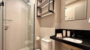 Estudio básico | Baño | Artículos de higiene personal gratuitos y toallas