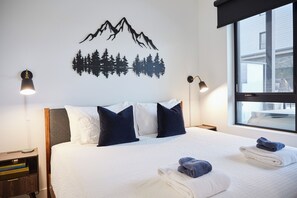 2 bedrooms, WiFi, bed sheets, wheelchair access - Ripper Retreat - Modern Condo w/hot tub 5 minutes to Revelstoke Mountain Resort! (Revelstoke)