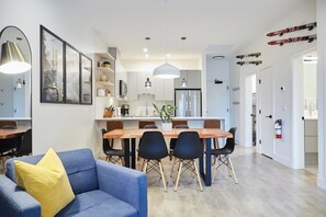 Interior - Ripper Retreat - Modern Condo w/hot tub 5 minutes to Revelstoke Mountain Resort! (Revelstoke)