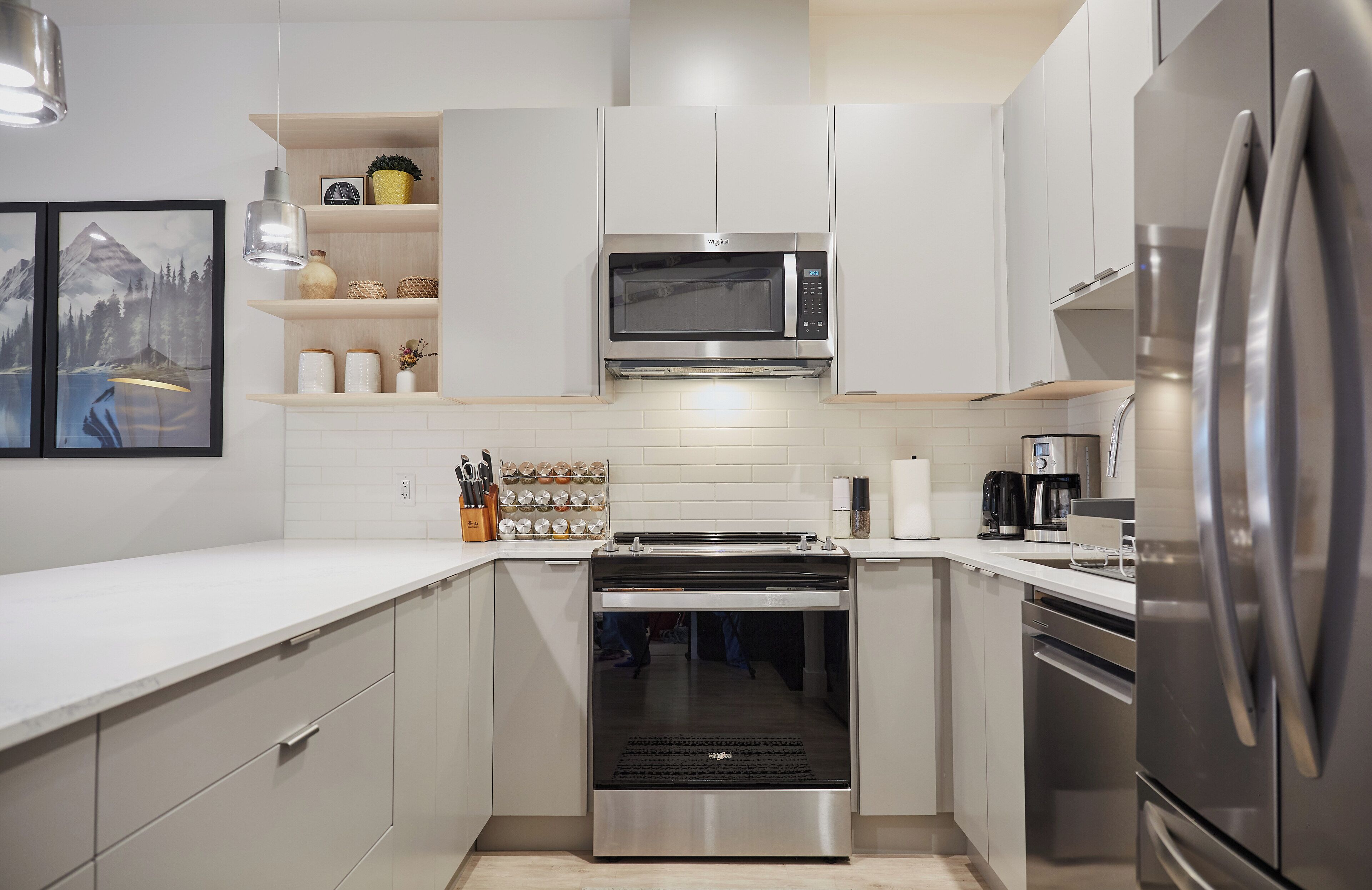 Mikrobølgeovn, ovn, kokeplater og oppvaskmaskin