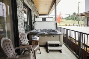 Outdoor spa tub - Ripper Retreat - Modern Condo w/hot tub 5 minutes to Revelstoke Mountain Resort! (Revelstoke)
