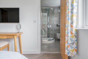 Shower, hair dryer, towels - Hedgehog's Cottage, beautiful riverside home in the Lake District (Coniston)