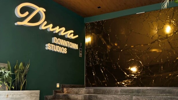 A staircase leading to a reception area with a sign reading "Duna Downtown Studios". - Centro Playa Del Carmen Duna  508 (Playa del Carmen)