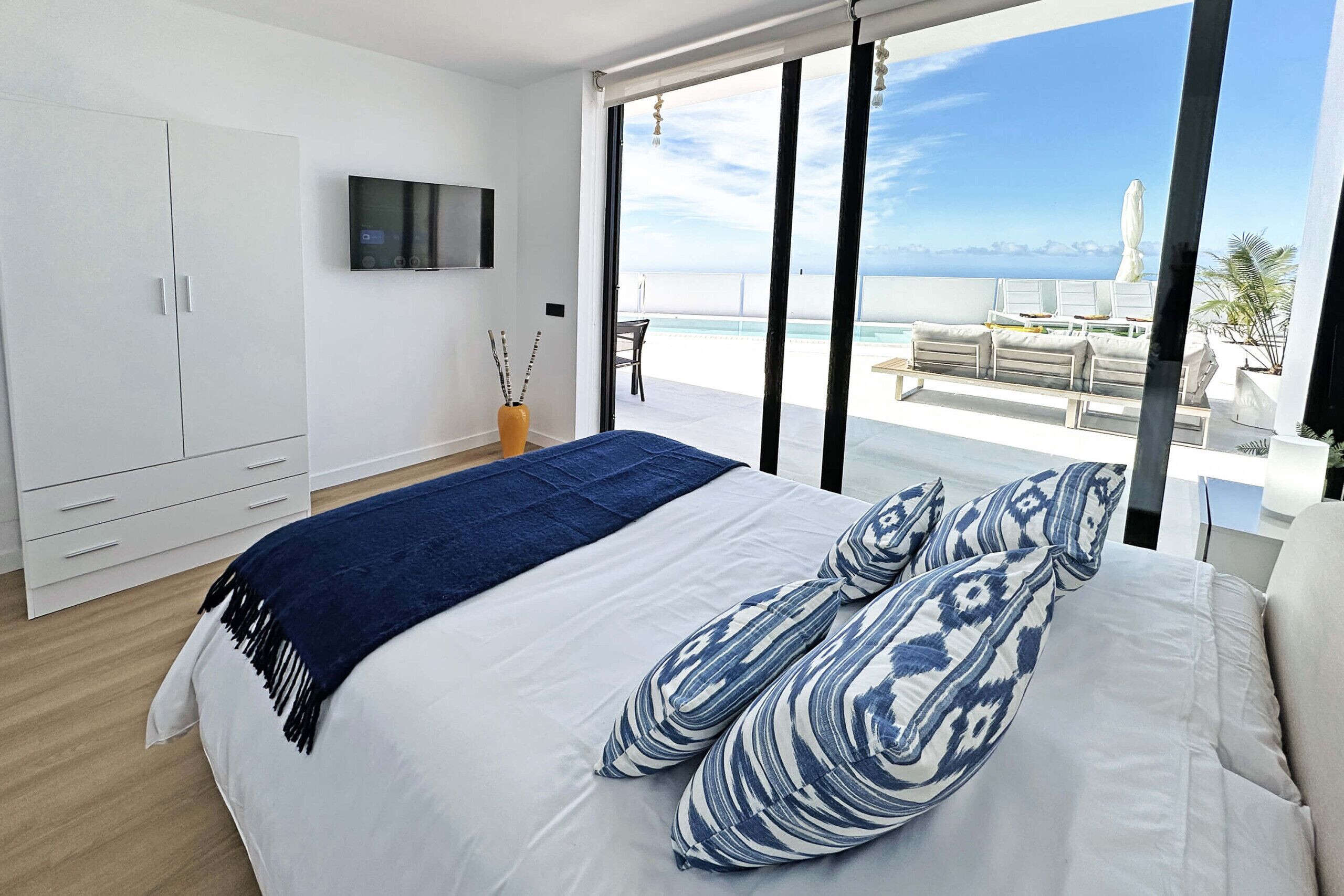 Caja de seguridad en la habitación y tabla de planchar con plancha 