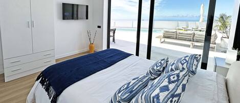 Caja de seguridad en la habitación y tabla de planchar con plancha