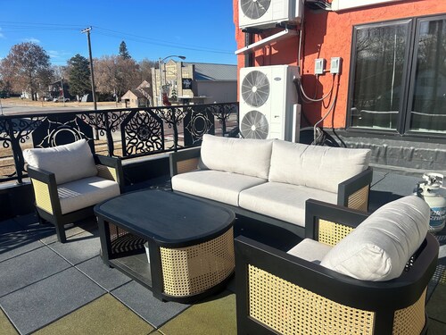 Tin Perch Loft: vintage charm & private patio