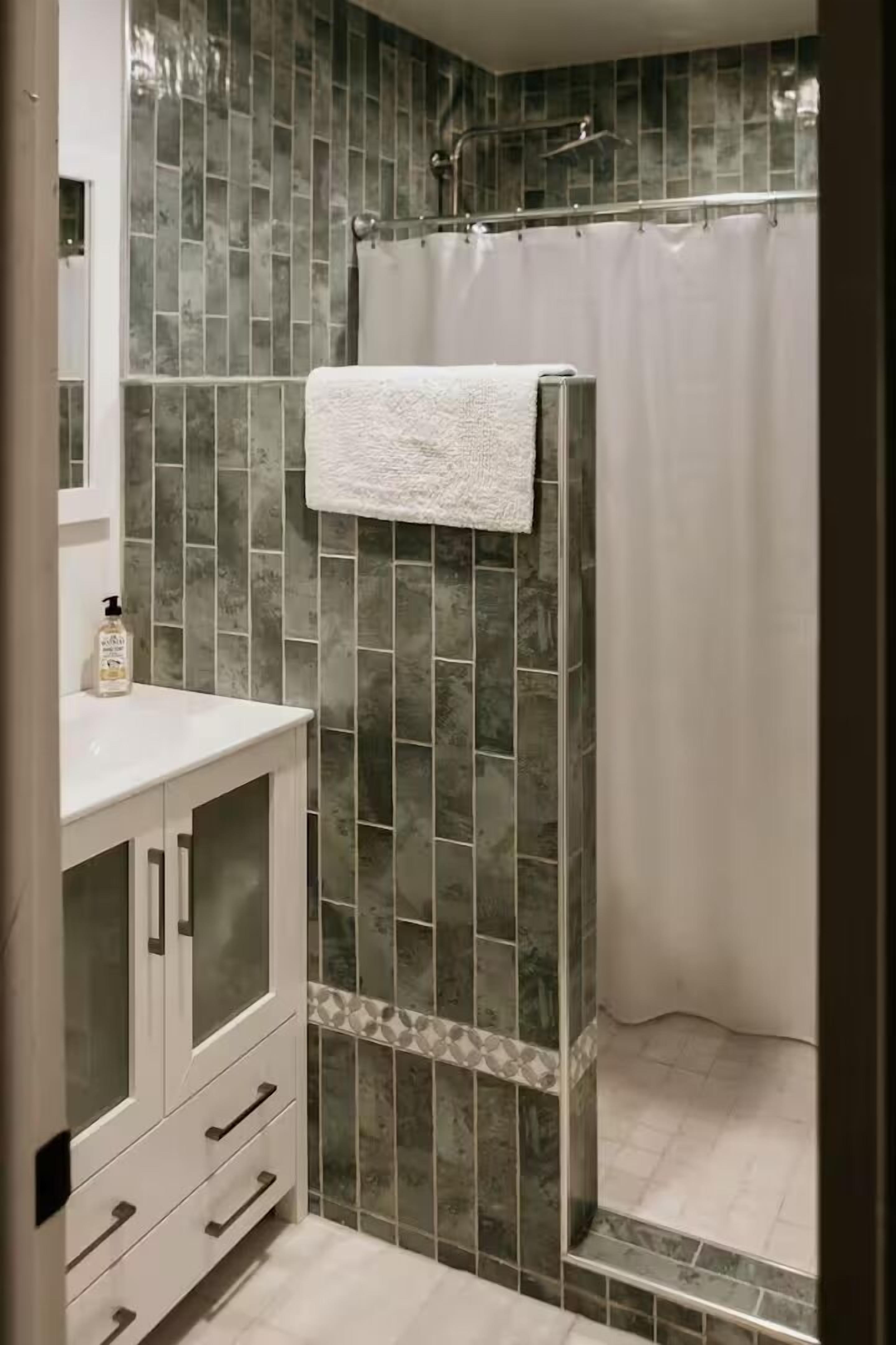 Ducha, secador de pelo, toallas, jabón