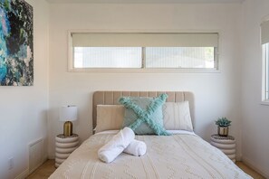 WiFi, bed sheets - Luxury enchanting home downtown Los Angeles (Monterey Park)