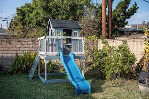 Children's area - Luxury enchanting home downtown Los Angeles (Monterey Park)