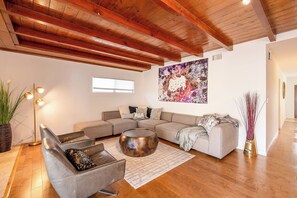 Living area - Luxury enchanting home downtown Los Angeles (Monterey Park)