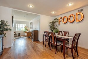 Dining - Luxury enchanting home downtown Los Angeles (Monterey Park)