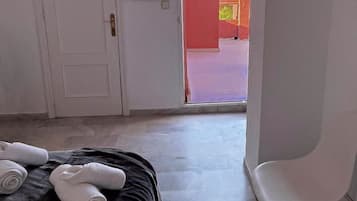 2 dormitoris, planxa i posts de planxar, wifi i roba de llit