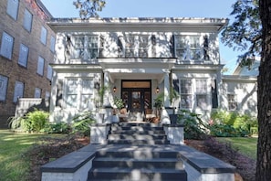 Exterior - Cozy 1BR/1BA Carriage House in Historic Savannah (Savannah)