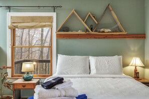 Desk, iron/ironing board, travel cot, WiFi - North Chickamauga Creekside Retreat · 3BR Escape! (Soddy-Daisy)