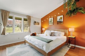 1 bedroom, iron/ironing board, WiFi, bed sheets - Sunset + Lake View Stylish Condo in Lake Geneva (Lake Geneva)