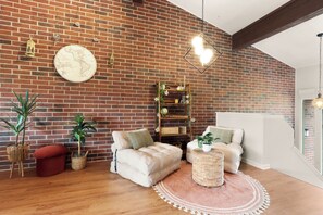 Interior - Sunset + Lake View Stylish Condo in Lake Geneva (Lake Geneva)