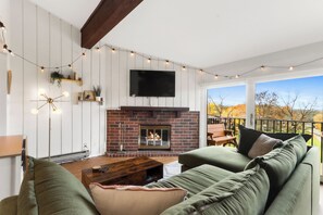 Televisión y chimenea