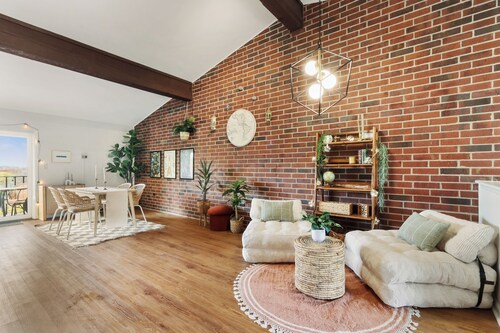 Sunset + Lake View Stylish Condo in Lake Geneva