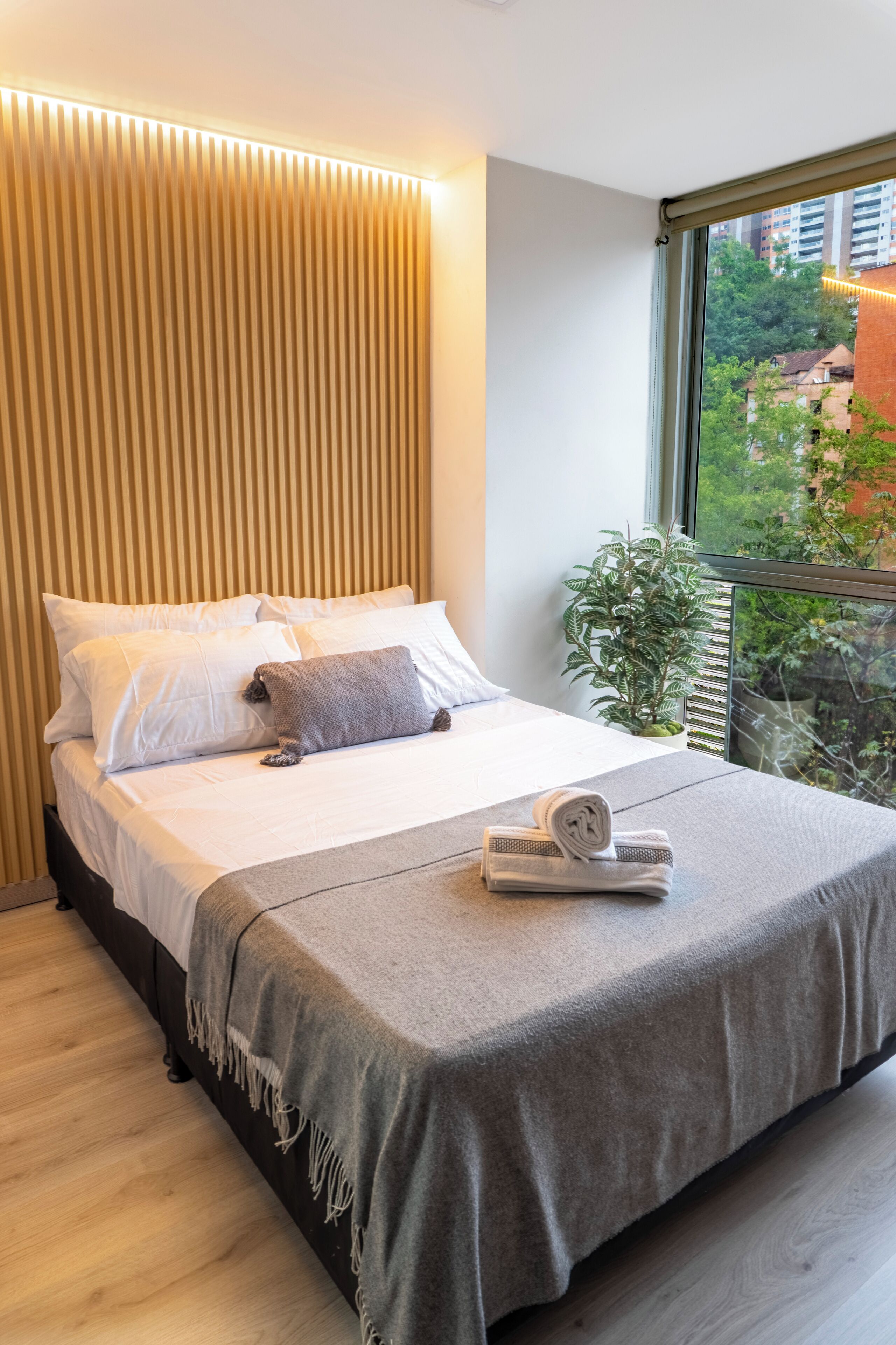 Apartamento estándar, vistas a la montaña | Escritorio, espacio para trabajar con un portátil, cortinas opacas