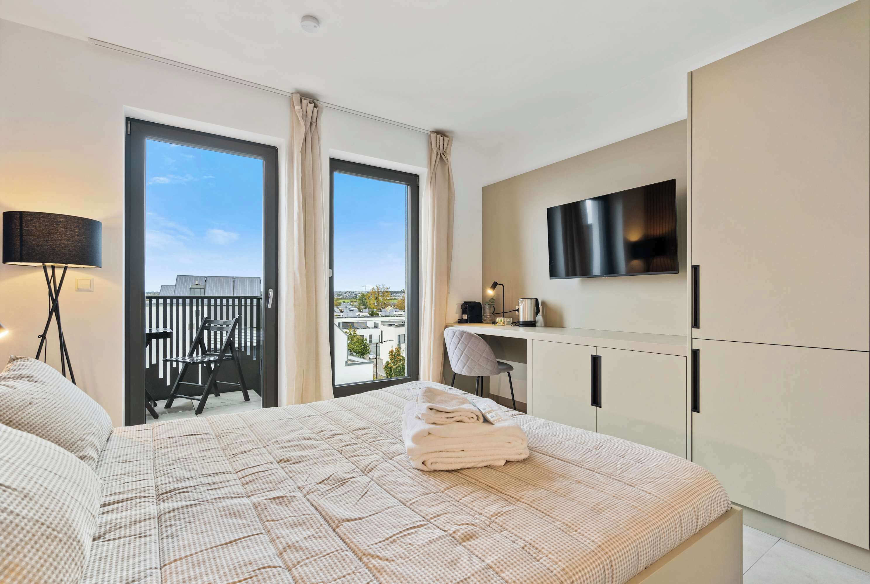 Desk, iron/ironing board, WiFi, bed sheets