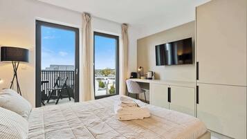 Escritorio, tabla de planchar con plancha, wifi y ropa de cama