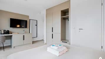 Desk, iron/ironing board, WiFi, bed sheets