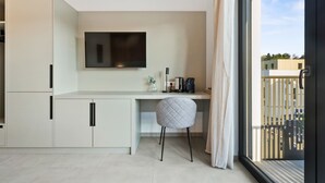 Eine moderne Küche mit integriertem Fernseher, einer Kaffeemaschine und einem Fenster mit Blick nach draußen.