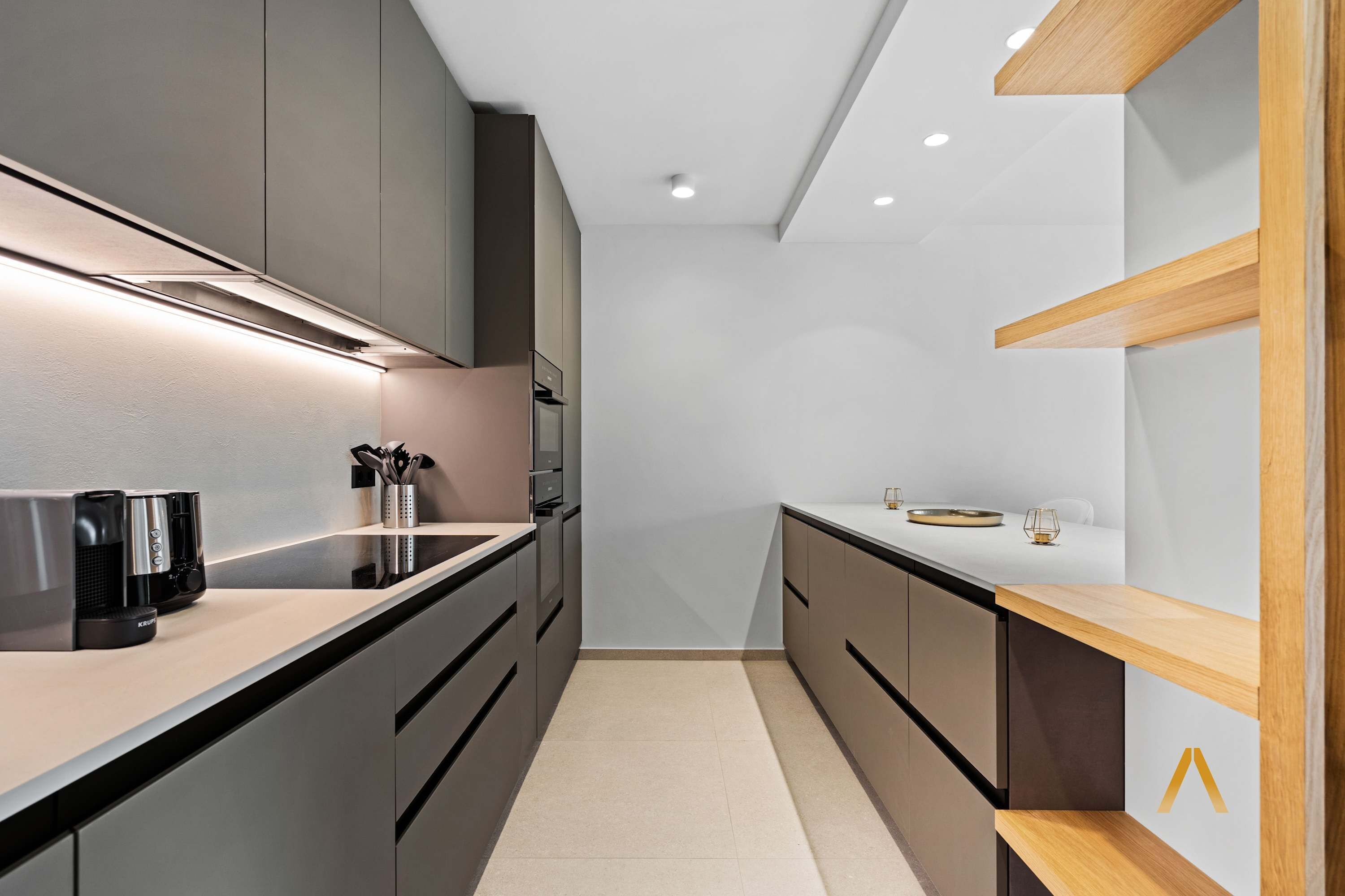 Geladeira, micro-ondas, fogão, cooktop