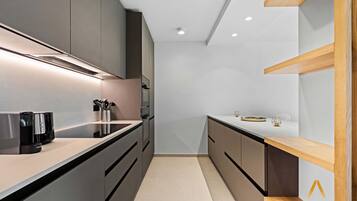 Geladeira, micro-ondas, fogão, cooktop