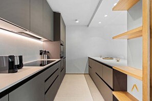 Køleskab, mikrobølgeovn, ovn, kogeplade