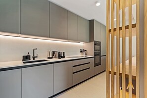 Kühlschrank, Mikrowelle, Ofen, Herdplatte