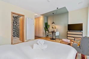 Desk, iron/ironing board, WiFi, bed sheets - Stylish Apt in Hollerich with Kitchen & WiFi (Luxembourg)