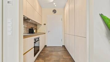 Een koelkast, een magnetron, een oven, een kookplaat