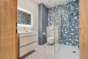 Shower, hair dryer, towels - Stylish Apt in Hollerich with Kitchen & WiFi (Luxembourg)