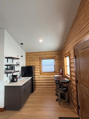 Deluxe Cabin | Private kitchen - The Willows Cabins (West Yellowstone)
